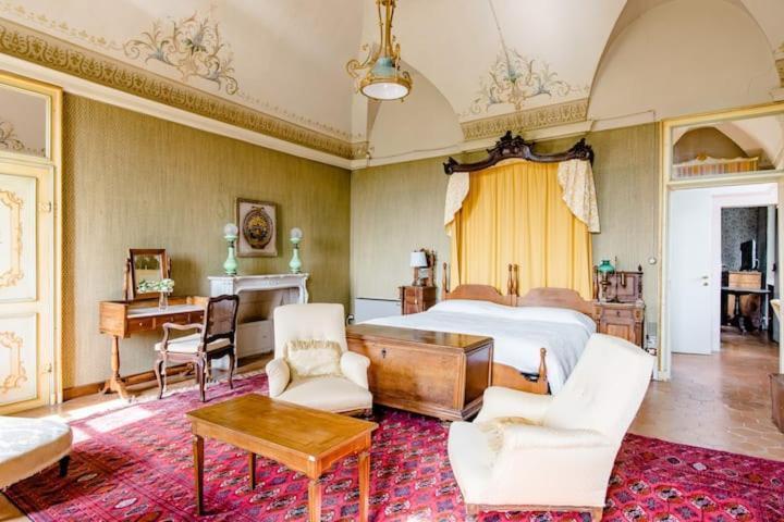 Bed and Breakfast Castello Di Coazzolo Neive Habitación foto